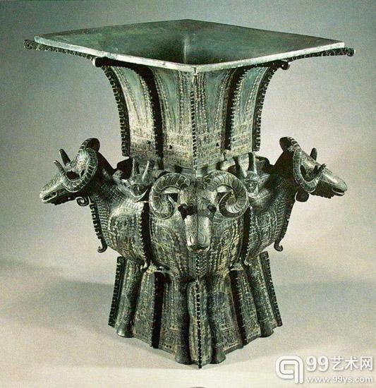 商四羊青铜方尊，上口最大径44.4厘米，高58.6厘米，重34.6千克。现藏中国国家博物馆。